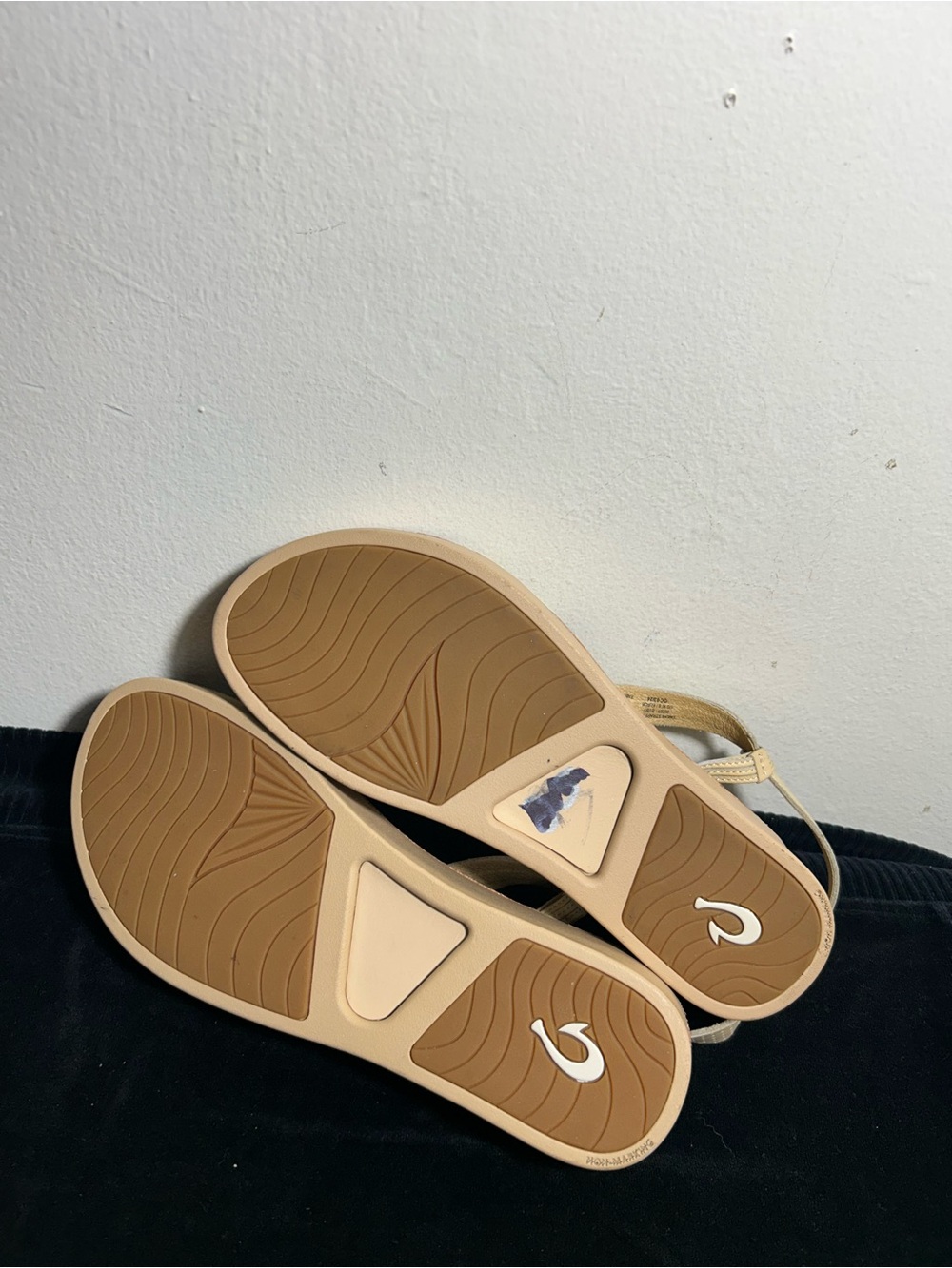 Olukai Comfort Cross-Strap Sandals in Light Yellow Sz 8 - Picture 10 of 10